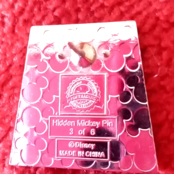 DISNEY HIDDEN MICKEY DONALD DUCK PIN - Picture 3 of 3